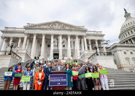 Hakeem Jeffries (Demokrat von New York) House Minority Whip die Minority Whip des United States House Minority Whip hält während einer Pressekonferenz zum zweijährigen Jahrestag der Dobbs-Entscheidung im US-Kapitol in Washington, DC, am Donnerstag, den 27. Juni 2024, eine Rede. Quelle: Stange Lamkey/CNP Stockfoto