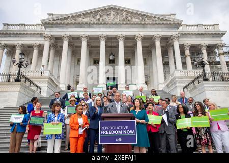 Hakeem Jeffries (Demokrat von New York) House Minority Whip die Minority Whip des United States House Minority Whip hält während einer Pressekonferenz zum zweijährigen Jahrestag der Dobbs-Entscheidung im US-Kapitol in Washington, DC, am Donnerstag, den 27. Juni 2024, eine Rede. Quelle: Stange Lamkey/CNP Stockfoto