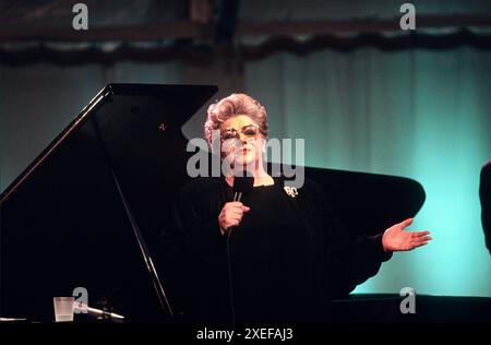 Sänger Rosemary Clooney tritt während der Aufnahme der PBS-Serie in Performance at the White House am 18. Juni 1993 auf dem South Lawn des Weißen Hauses in Washington, DC auf. Die Show ist ein Gruß zu Ehren des 40. Jahrestages des Newport Jazz Festivals. Kredit: Ron Sachs/CNP Stockfoto