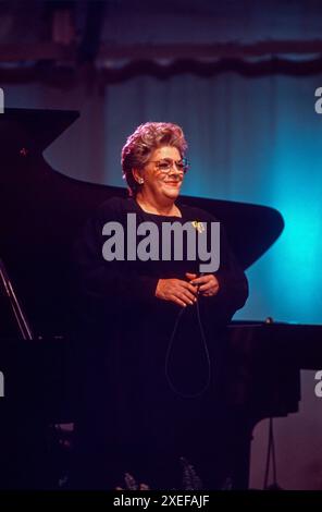 Sänger Rosemary Clooney tritt während der Aufnahme der PBS-Serie in Performance at the White House am 18. Juni 1993 auf dem South Lawn des Weißen Hauses in Washington, DC auf. Die Show ist ein Gruß zu Ehren des 40. Jahrestages des Newport Jazz Festivals. Kredit: Ron Sachs/CNP Stockfoto