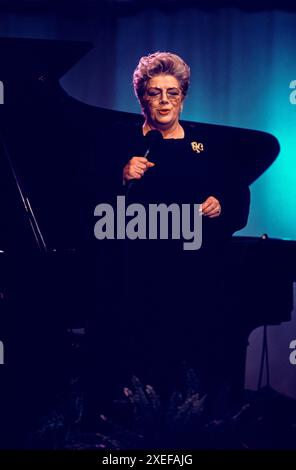 Sänger Rosemary Clooney tritt während der Aufnahme der PBS-Serie in Performance at the White House am 18. Juni 1993 auf dem South Lawn des Weißen Hauses in Washington, DC auf. Die Show ist ein Gruß zu Ehren des 40. Jahrestages des Newport Jazz Festivals. Kredit: Ron Sachs/CNP Stockfoto