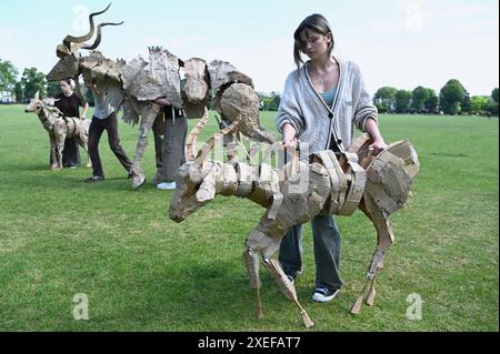 The Herds ist ein ehrgeiziges neues Kunstprojekt des Walk Productions Teams hinter Little Amal , das von April bis August 2025 stattfindet . Marionettentiere fliehen nördlich vor Klimakatastrophe auf einer 000 km langen Route von Zentralafrika nach Nordeneuropa . Stockfoto