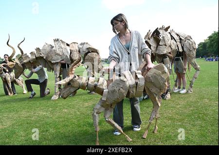 The Herds ist ein ehrgeiziges neues Kunstprojekt des Walk Productions Teams hinter Little Amal , das von April bis August 2025 stattfindet . Marionettentiere fliehen nördlich vor Klimakatastrophe auf einer 000 km langen Route von Zentralafrika nach Nordeneuropa . Stockfoto