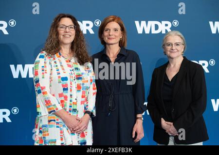 V.l. Claudia SCHARE, Vorsitzende WDR Verwaltungsrat, die neue Intendantin Katrin VERNAU, Corinna BLUEMEL, Blümel, Vorsitzaende WDR Rundfunkrat. Wahl des neuen WDR Intendanten/der neuen Intendantin im Koelner Guerzenich, 27.06.2024. *** Von links Claudia SCHARE, Vorsitzende des WDR-Verwaltungsrats, die neue Generaldirektorin Katrin VERNAU, Corinna BLUEMEL, Blümel, Vorsitzende des WDR Rundfunkrates Wahl des neuen WDR-Generaldirektors der neuen Generaldirektorin in Köln Guerzenich, 27 06 2024 Stockfoto