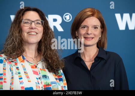 Von links: Claudia SCHARE, Vorsitzende WDR Verwaltungsrat, die neue Intendantin Katrin VERNAU, Wahl des neuen WDR Intendanten/der neuen Intendantin im Koelner Guerzenich, 27.06.2024. *** Von links Claudia SCHARE, Vorsitzende des WDR-Verwaltungsrats, die neue Generaldirektorin Katrin VERNAU, Wahl des neuen WDR-Generaldirektors des neuen Generaldirektors in Colognes Guerzenich, 27 06 2024 Stockfoto