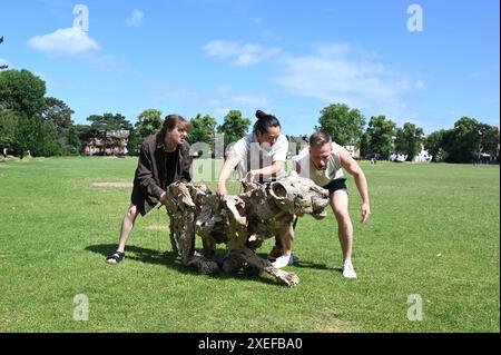 The Herds ist ein ehrgeiziges neues Kunstprojekt des Walk Productions Teams hinter Little Amal , das von April bis August 2025 stattfindet . Marionettentiere fliehen nördlich vor Klimakatastrophe auf einer 000 km langen Route von Zentralafrika nach Nordeneuropa . Stockfoto