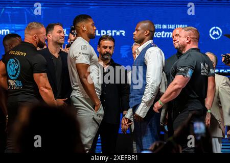 LONDON, VEREINIGTES KÖNIGREICH. Juni 2024. Anthony Joshua (links) und Daniel Dubois (rechts) stehen am Mittwoch, 26. Juni 2024, in LONDON auf der Queensberry, Matchroom and Riyadh Season Press Conference in der OVO Arena, Wembley, gegenüber. ENGLAND. Quelle: Taka G Wu/Alamy Live News Stockfoto