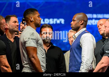 LONDON, VEREINIGTES KÖNIGREICH. Juni 2024. Anthony Joshua (links) und Daniel Dubois (rechts) stehen am Mittwoch, 26. Juni 2024, in LONDON auf der Queensberry, Matchroom and Riyadh Season Press Conference in der OVO Arena, Wembley, gegenüber. ENGLAND. Quelle: Taka G Wu/Alamy Live News Stockfoto