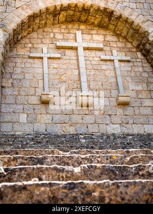 Porträt des SES Tres Creus-Denkmals, mit einer Treppe zu den drei Kreuzen in Sóller, wo die heiligen Formen während eines Pirateneinfalls versteckt wurden. Stockfoto