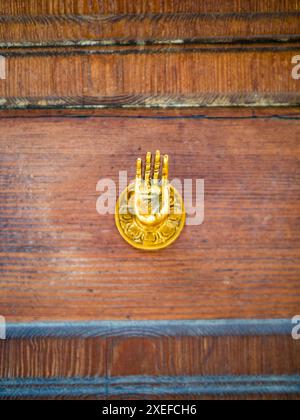 Türknauf aus Messing im Gestendesign von Abhayamudra, symbolisiert Sicherheit und Sicherheit, wobei die rechte Hand aufrecht gehalten wird, Finger und Handfläche nach außen zeigen. Stockfoto