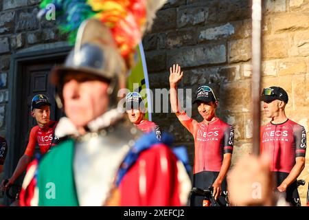 Florenz, Frankreich. Juni 2024. Der kolumbianische Egan Bernal von Ineos Grenadiers wurde am Donnerstag, den 27. Juni 2024, in Florenz, Italien, bei der Teampräsentation vor dem Radrennen der Tour de France 2024 gezeigt. Die 111. Ausgabe der Tour de France beginnt am Samstag, den 29. Juni in Florenz, Italien, und endet am 21. Juli in Nizza. BELGA FOTO DAVID PINTENS Credit: Belga News Agency/Alamy Live News Stockfoto