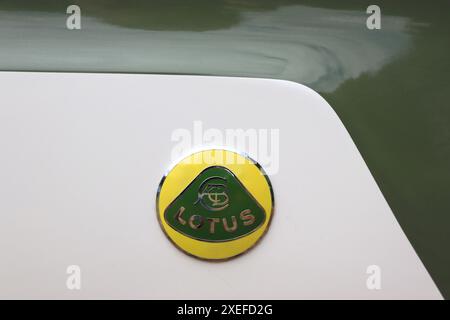 Nahaufnahme des unverwechselbaren Lotus Cars-Abzeichens und des Sherwood Green coachline auf einer Ermine White hinteren Seitenwand eines MkI Ford Lotus Cortina. Stockfoto