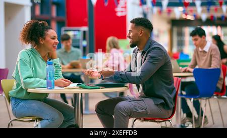 Studentinnen Und Studenten Des College Oder Der Universität Arbeiten Zusammen Am Tisch In Der Lernzone Stockfoto