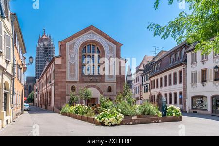 Selestat, Frankreich - 25.06.2024: Sehen Sie die Fassade der Humanistischen Bibliothek und sein Mosaik vom Gambetta-Platz Stockfoto