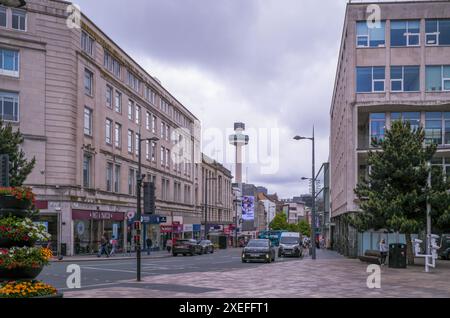 Liverpool One in Richtung St Johns Beacon, dem Heimstadion von Hits Radio Liverpool Stockfoto