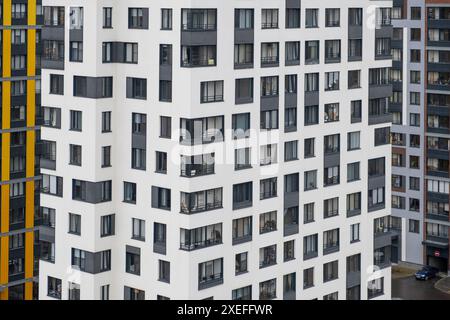 Neue Appartementgebäude mit Fenstern und Balkonen. Moderner europäischer Komplex Stockfoto