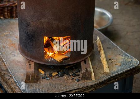 Alter Metallofen mit offener Klappe Stockfoto