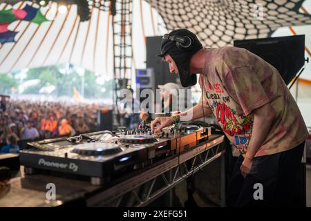 Der erste Musical-Act beginnt auf der Glade-Bühne, als Kurupt FM beim Glastonbury Festival auf der Worthy Farm in Somerset vor großen Menschenmassen auftritt. Bilddatum: Donnerstag, 27. Juni 2024. Stockfoto