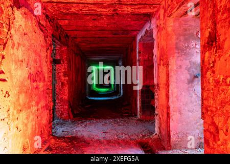 Langer dunkler Kellerflur Stockfoto