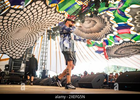 Der erste Musical-Act beginnt auf der Glade-Bühne, als Kurupt FM beim Glastonbury Festival auf der Worthy Farm in Somerset vor großen Menschenmassen auftritt. Bilddatum: Donnerstag, 27. Juni 2024. Stockfoto