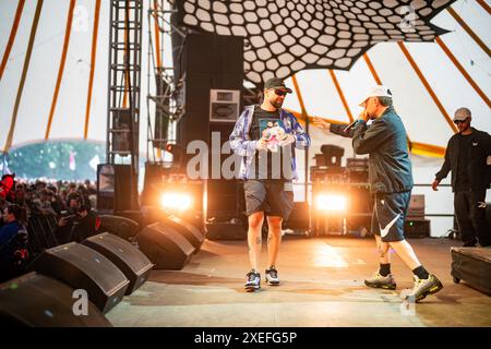 Der erste Musical-Act beginnt auf der Glade-Bühne, als Kurupt FM beim Glastonbury Festival auf der Worthy Farm in Somerset vor großen Menschenmassen auftritt. Bilddatum: Donnerstag, 27. Juni 2024. Stockfoto