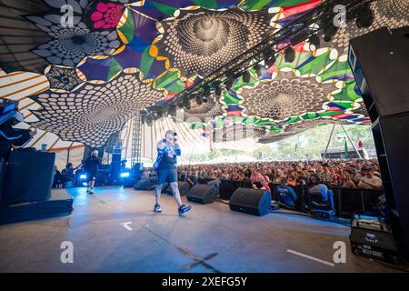 Der erste Musical-Act beginnt auf der Glade-Bühne, als Kurupt FM beim Glastonbury Festival auf der Worthy Farm in Somerset vor großen Menschenmassen auftritt. Bilddatum: Donnerstag, 27. Juni 2024. Stockfoto