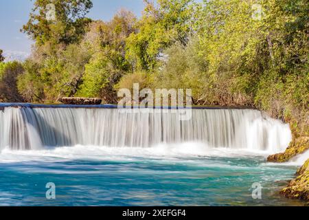 Breiter und niedriger Wasserfall auf dem Fluss, verschwommenes Wasser Stockfoto