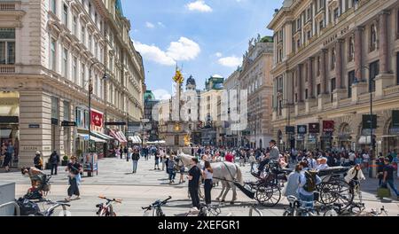 Wien, Österreich. Juni 2024. Blick auf die Pestsäule in der Wiener Fußgängerzone Graben. Wien wurde zum dritten Mal in Folge in der jährlichen Rangliste des British Economist zur „lebenswertesten“ Stadt der Welt gekürt. Quelle: Markus Scholz/Markus Scholz/Picture Alliance/dpa/Markus Scholz/dpa/Alamy Live News Stockfoto