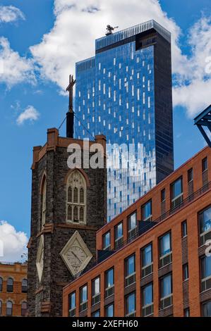 NYC Chinatown: Old & New – St. Teresa’s Catholic Church (1842), optisch von der glasklaren 252 South Street (2019) und 10 Rutgers Street (2001) umgeben. Stockfoto