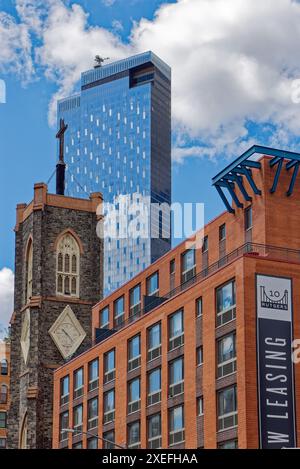 NYC Chinatown: Old & New – St. Teresa’s Catholic Church (1842), optisch von der glasklaren 252 South Street (2019) und 10 Rutgers Street (2001) umgeben. Stockfoto