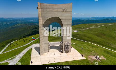 Denkmal der bulgarisch-sowjetischen Freundschaft, das die Landschaft an einem sonnigen Tag dominiert Stockfoto