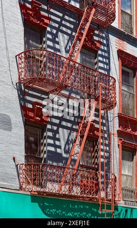 NYC Chinatown: 218 Grand Street, ein siebenstöckiges, begehbares Apartmentgebäude mit Türmchen; grau lackierte Ziegelsteine mit roter Terrakotta-Dekoration. Stockfoto