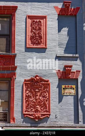 NYC Chinatown: 218 Grand Street, ein siebenstöckiges, begehbares Apartmentgebäude mit Türmchen; grau lackierte Ziegelsteine mit roter Terrakotta-Dekoration. Stockfoto