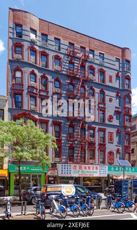 NYC Chinatown: 218 Grand Street, ein siebenstöckiges, begehbares Apartmentgebäude mit Türmchen; grau lackierte Ziegelsteine mit roter Terrakotta-Dekoration. Stockfoto