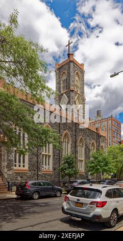 NYC Chinatown: St. Teresa’s Roman Catholic Church, 141 Henry Street (Ecke Rutgers Street) ist eine einfache Steinkirche aus dem Jahr 1842. Stockfoto