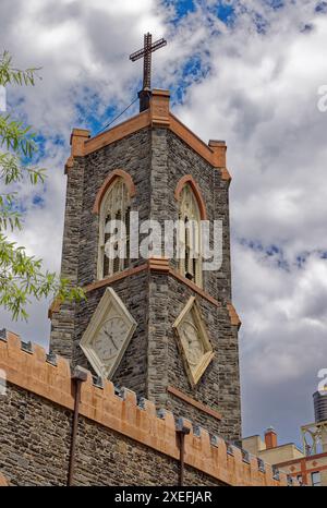 NYC Chinatown: St. Teresa’s Roman Catholic Church, 141 Henry Street (Ecke Rutgers Street) ist eine einfache Steinkirche aus dem Jahr 1842. Stockfoto