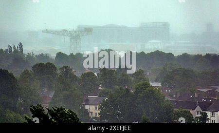 Glasgow, Schottland, Großbritannien. 27. Juni 2024: Das Wetter in Großbritannien: Starke Winde und sintflutartige Regenfälle im Westende sahen nur begrenzt aus, da die Stadt hinter einer Regenmauer versteckt war. Credit Gerard Ferry/Alamy Live News Stockfoto