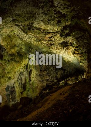 Große Höhle mit Stalaktiten und Stalagmiten, beleuchtet durch Licht Stockfoto