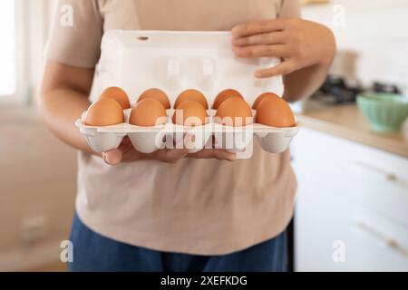 Nahaufnahme von Hühnereiern in einem Tablett Stockfoto
