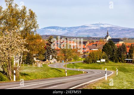 Blick auf den schneebedeckten Brocken im Frühjahr über Hasselfelde Stockfoto