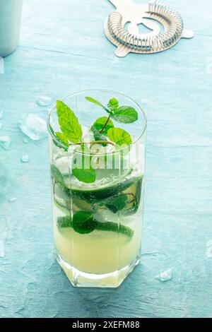 Mojito-Cocktail. Kaltes Sommergetränk mit Limette, frischer Pfefferminze und Eis. Kühles Getränk Stockfoto