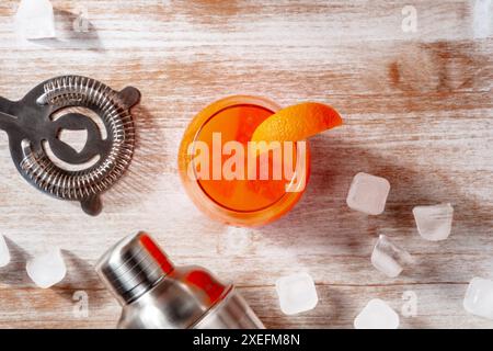 Orangencocktail und Shaker, mit Eis, über dem Kopf flacher Lay-Shot Stockfoto