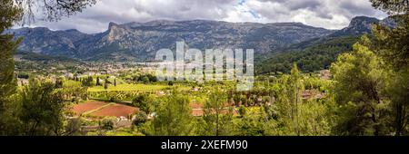 Panoramablick auf das üppige Sóller-Tal vom gr-221-Wanderweg in den Serra de Tramuntana-Bergen auf Mallorca. Stockfoto