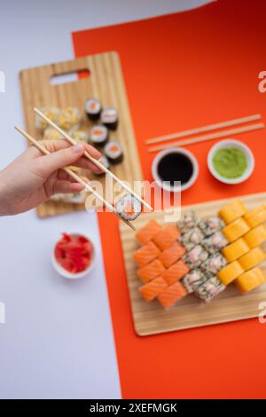 Sushi-Lieferung. Satz Rollen in einer Einwegverpackung auf schwarzem Hintergrund. Draufsicht Stockfoto