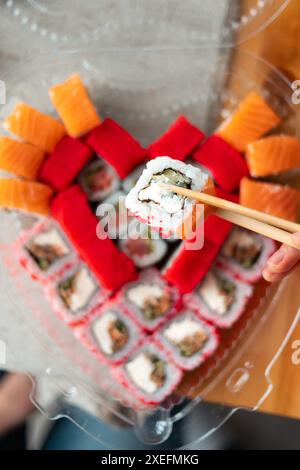 Sushi-Lieferung. Set mit Rollen in einer Einwegverpackung. Draufsicht Stockfoto
