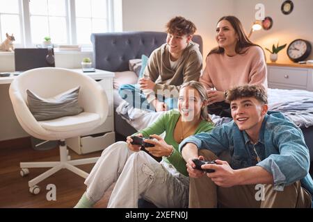 Gruppe Von Teenagern Und Jungen Zu Hause Im Schlafzimmer, Die Gemeinsam Computerspiele Spielen Stockfoto