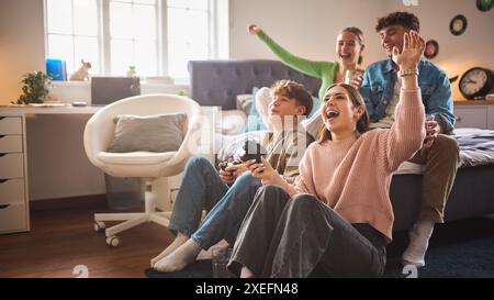 Gruppe Von Teenagern Und Jungen Zu Hause Im Schlafzimmer, Die Gemeinsam Computerspiele Spielen Stockfoto