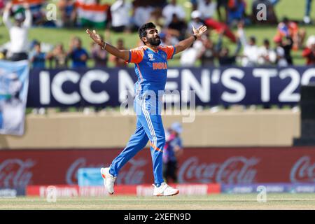 Der Indianer Jasprit Bumrah feiert, nachdem er im Halbfinalspiel der ICC Männer T20 World Cup 2024 im Providence Stadium in Georgetown, Guyana, den Wicket des englischen Phil Salt erobert hat. Bilddatum: Donnerstag, 27. Juni 2024. Stockfoto