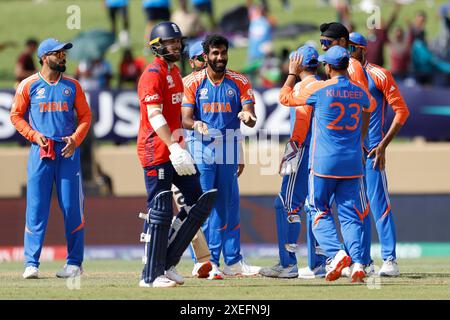 Der Indianer Jasprit Bumrah feiert, nachdem er im Halbfinalspiel der ICC Männer T20 World Cup 2024 im Providence Stadium in Georgetown, Guyana, den Wicket des englischen Phil Salt erobert hat. Bilddatum: Donnerstag, 27. Juni 2024. Stockfoto