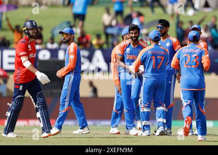 Der Indianer Jasprit Bumrah feiert, nachdem er im Halbfinalspiel der ICC Männer T20 World Cup 2024 im Providence Stadium in Georgetown, Guyana, den Wicket des englischen Phil Salt erobert hat. Bilddatum: Donnerstag, 27. Juni 2024. Stockfoto